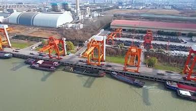 4k航拍长江货运码头货物调度视频的预览图